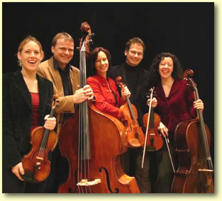 Strings on Fire: Daniela Galler, Violine; Martin Hinterholzer, Bass; Romana Rauscher, Viola; Michael Kaupp, Violine und Klavier; Susanne Müller, Cello.